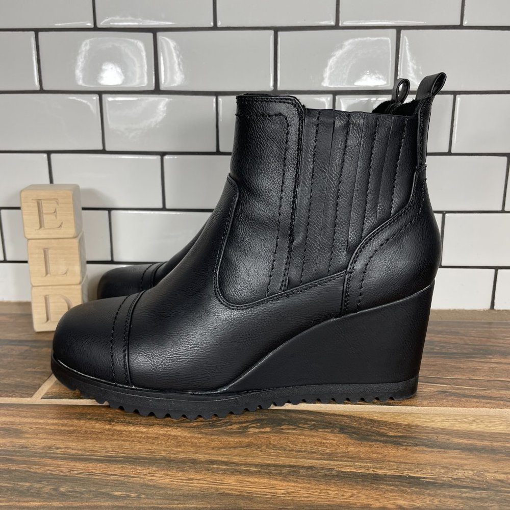 Khombu Jane Women's Size 9 Shoes Black Faux Leather Zip Up Wedge Bootie